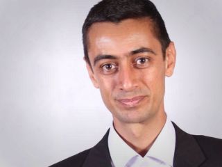 عضو سابق شورای شهر شیراز که به خاطر حمایت از دو بهایی بازداشت شده بود، اینبار به زندان و تبعید محکوم شد