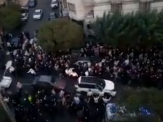 فیلم انبوه جمعیت همراه با خواندن ترانه مرغ سحر در خیابانهای مشهد در سوگ استاد شجریان