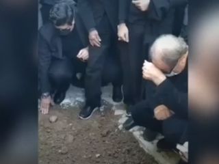 لحظه به خاک سپردن استاد شجریان