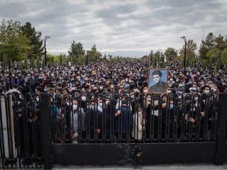 عکس روز : مشتاقان استاد محمدرضا شجریان پشت درهای آرامگاه فردوسی