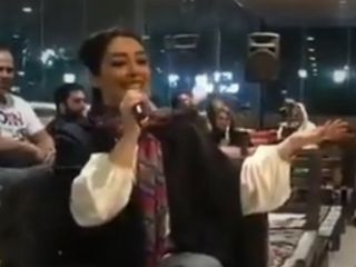 آوازخوانی دختر جوان در یکی ازباغ رستورانهای شیراز