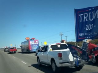 طرفداران دونالد ترامپ اتوبوس کمپین جو بایدن را از تگزاس بیرون کردند + ویدیو