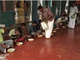 هندوها در روستای اجدادی «کامالا هریس» برای پیروزی او غذای نذری دادند