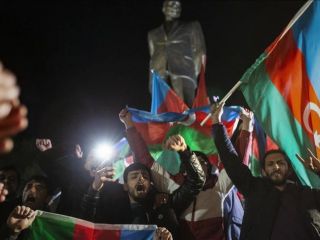 شادی مردم آذربایجان پس از توافق ارمنستان و جمهوری آذربایجان برای آتش‌بس