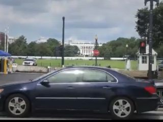 عبور از مقابل کاخ سفید / ویدیویی که در ۳ ساعت ۱.۲ میلیون بار دیده شد!