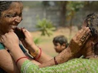 ویدیویی از جشنواره سنتی پرتاب کود گاو در هند