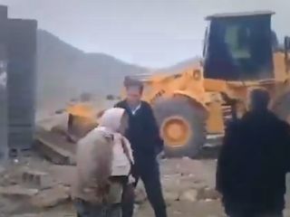 تخریب یک خانه نیمه کاره اهالی محروم با لودر در روستای پانل از توابع فسا در استان فارس