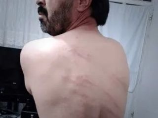 کارگر اخراجی پارس خودرو بخاطر پیگیری وضعیت پرونده اش ۷۴ ضربه شلاق خورد