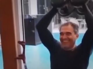 احمدرضا عابدزاده مشغول تمرین در حین تماشای بازی ایران - استرالیا در سالروز این بازی تاریخی