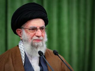 عضو دفتر نشر آثار خامنه‌ای اخبار «وخیم شدن» وضعیت سلامتی رهبر جمهوری اسلامی را تکذیب کرد