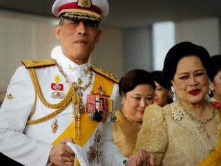 «پادشاه تایلند واقعا از بایرن آلمان بر کشورش حکمرانی می‌کند»