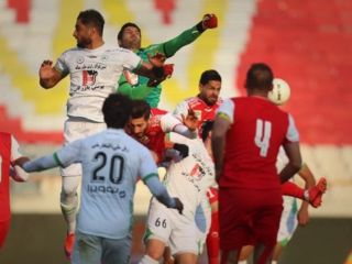 تیم فوتبال پرسپولیس در ورزشگاه آزادی متوقف شد