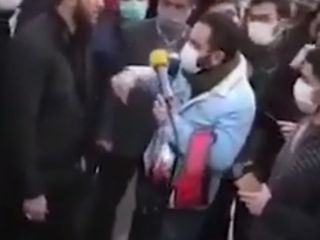 جوان شجاع تهرانی که به تنهایی بسیجی ها و پاسداران حاضر در تریبون آزاد در بازار را آچمز کرد