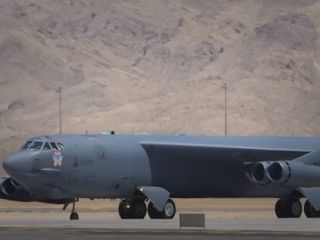 تیک اف و لندینگ بمب افکن  بی- ۵۲