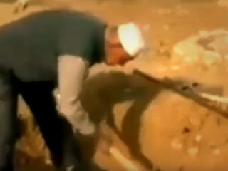 پیرمرد گچسارانی که قبر خودش را میکند