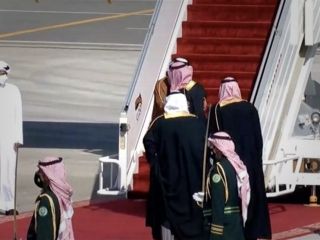 پس از سه سال بحران روابط امیر قطر وارد عربستان شد/ بن سلمان شخصا به استقبال او رفت