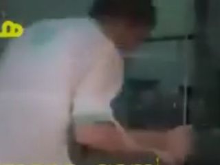 نانوا آب دهان خود را برای انتقال کرونا به مردم بر روی نان ها می‌اندازد/ نانوایی پلمپ شد