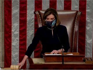 خبرساز شدن لباس مخصوص استیضاح نانسی پلوسی