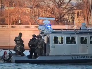 گشت زنی قایق های نظامی چند ساعت مانده به تحلیف بایدن