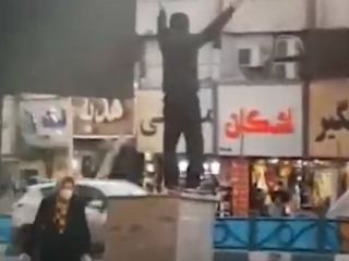 فیلم فریادهای مرگ بر خامنه ای یک جوان شجاع ، خیابان انقلاب تهران - امروز ۱۴ بهمن