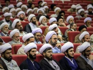 روزنامه جمهوری اسلامی: اکثر روحانیونی که به مقام رسیدند، اسیر زرق و برق دنیا شدند