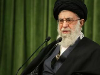 خامنه‌ای : انقلاب ما استبداد شاه را به جمهوری تبدیل کرد و معیشت مردم بهتر از دوره پهلوی است