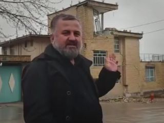 شهروند زلزله زده : ننگتون باد دولتمردان بی‌شرف، ننگتون باد صدا و سیمای میلی که الکی می‌گید ۵۰ خونه بیشتر تَرَک برنداشته