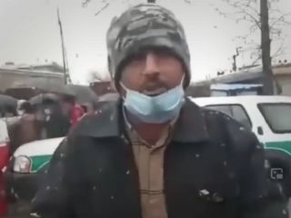 هموطن زلزله زده سی سخت : اصلا غذا نمی‌خوایم! هیچ نمی‌خوایم. فقط یک چادر بدید با زن و بچه‌مون زیر برف نباشیم