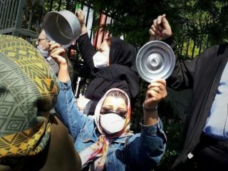 تجمع بازنشستگان در ایران: «کوبیدن بر قابلمه خالی برای نشان داده سفره های خالی»