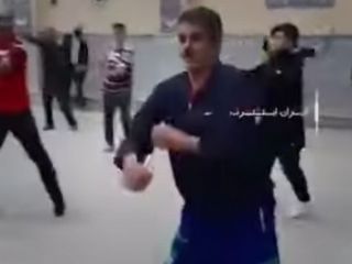 ورزش صبحگاهی گروهی در مسجدی در خمینی‌شهر اصفهان