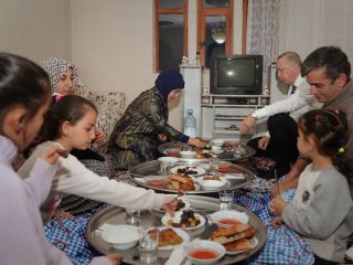 اردوغان و همسرش بر سر سفره افطار یک شهروند عادی