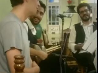 همخوانی توریست خارجی با ارکستر موسیقی محلی در رستورانی در تهران