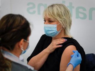 اهدای پول ،گل ، بلیط مسابقه ،کیک و آبجو در ازای زدن واکسن کرونا در آمریکا و صربستان