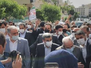 احمدی نژاد در انتخابات ریاست جمهوری ثبت نام کرد/ درگیری همراهان او با ماموران وزارت کشور