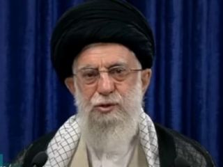 وقتی خامنه ای خود را همپایه پیامبر اسلام می داند و توقع اطاعت کامل دارد