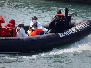 درخواست بریتانیا از شبکه‌های اجتماعی : فیلم های عبور خطرناک از کانال مانش را حذف کنید