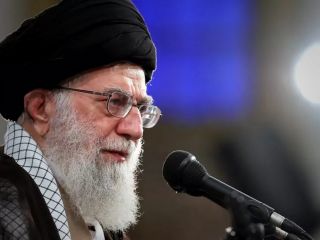 خامنه ای اظهارات نماینده اش در مورد انتخاب نامزد صالح یا نامزد اصلح را تکذیب کرد