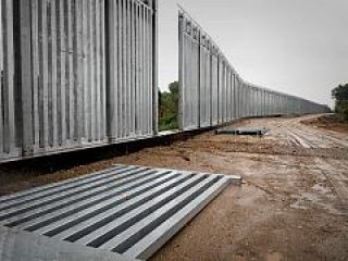 یونان برای متوقف کردن عبور مهاجران ،در مرز خود با ترکیه دیوار فولادی می سازد+ ویدیو