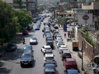 تصاویر صف‌های طولانی بنزین در لبنان و مردم خشمگین از ادامه این وضعیت