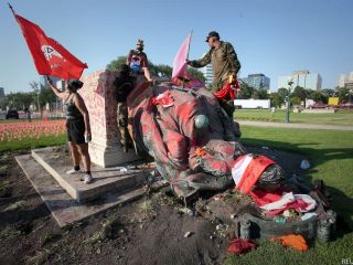 مجسمه ملکه سلطنتی بریتانیا در کانادا پایین کشیده شد