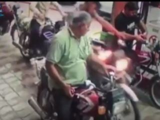 لحظه شروع آتش سوزی در یکی از پمپ بنزین های خوزستان