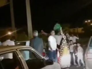 آوردن مراسم عروسی جلوی اداره برق شهر داراب فارس و ادامه رقص و موسیقی