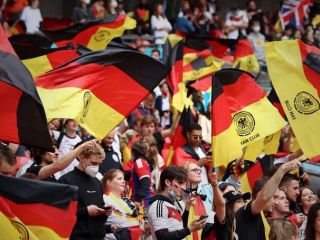 خانواده دختربچه گریان آلمانی ۳۶ هزار پوند را به یونیسف بخشید