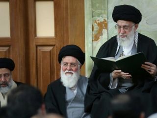 علم الهدی: هر زمان مردم سیاست مقابل رهبری را پیش گرفتند، تنگی معیشت ایجاد شد