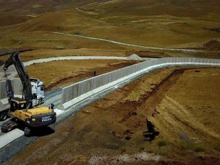 ترکیه در حال نصب یک دیوار بتنی ۶۳ کیلومتری در مرز خود با ایران است