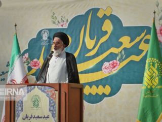 امام جمعه قم: مراقب باشیم که کاری نکنیم موجب رنجش رهبر عظیم الشان انقلاب بشویم