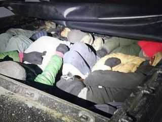 جادادن ۱۵ مهاجر در صندوق خوردو و رانندگی با سرعت ۲۵۰ کیلومتر در ساعت