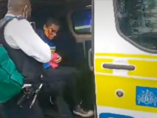 حمله با چاقو به زنی در هاید پارک لندن که تی شرت شارلی ابدو بر تن داشت