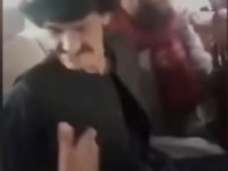 ویدیویی از سیلی خوردن طنز پرداز افغانستان قبل از تیرباران توسط طالبان