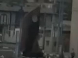 چند جوان اهوازی ، تندیس خامنه ای را در روز روشن به آتش کشیدند